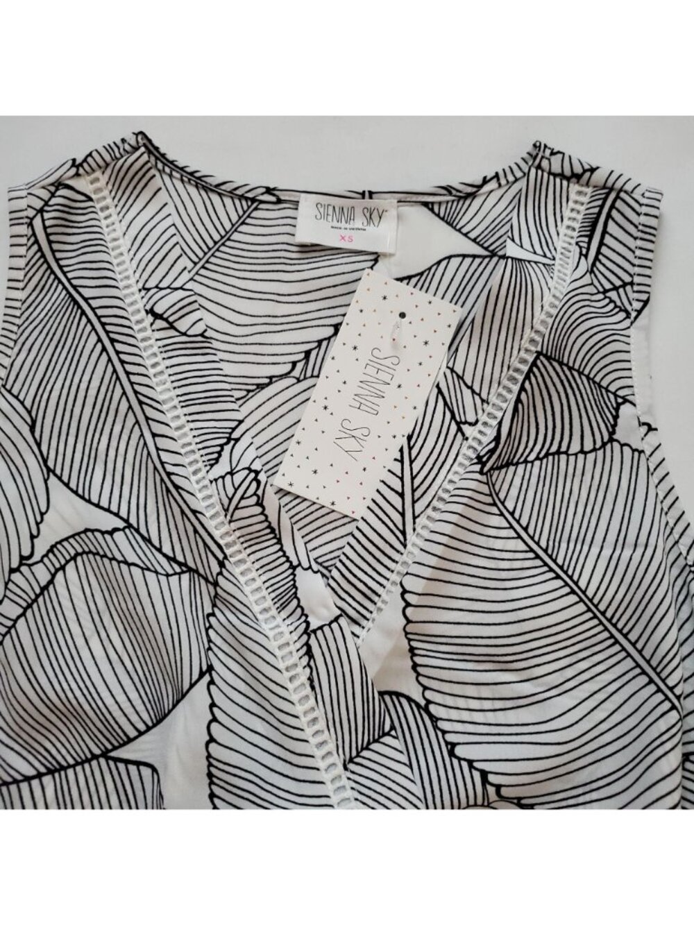Sienna Sky Women's Leaf Print Surplice Ruffled Short Dress Size X-Small NWT - Picture 8 of 15